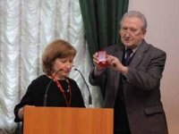 Главный ученый секретарь президиума РАХ Олег Кошкин вручает «Золотую медаль РАХ» Светлане Кузнецовой